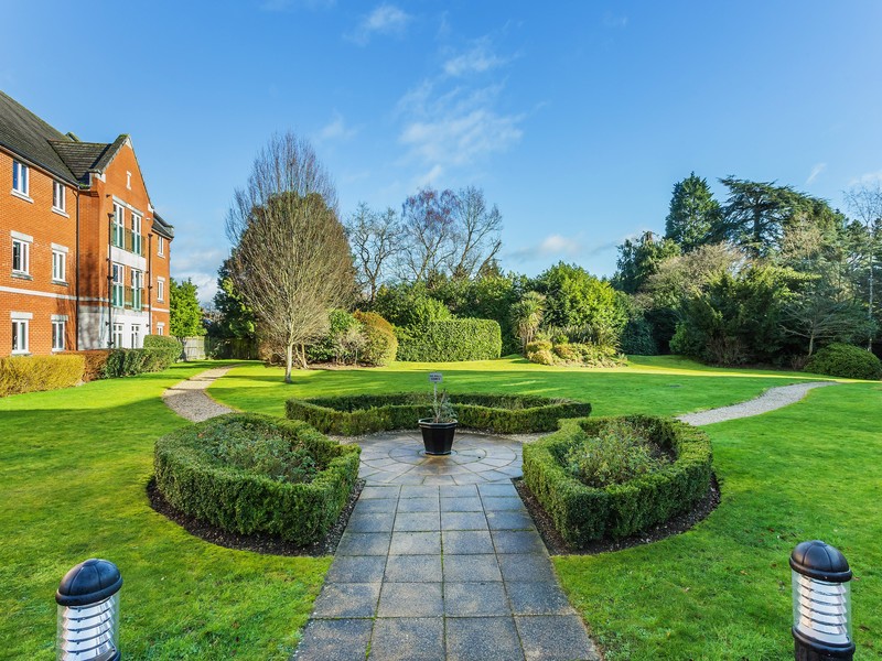 2 Bed Apartment To Rent in Horsham